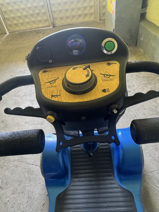 Scuter/caricior electric, pentru varstnice/dizabilitati.