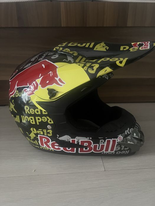 Casca de protectie redbull