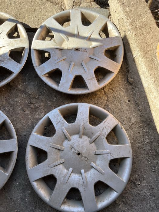 Vand 4 capace ORIGINALE Dacia R15