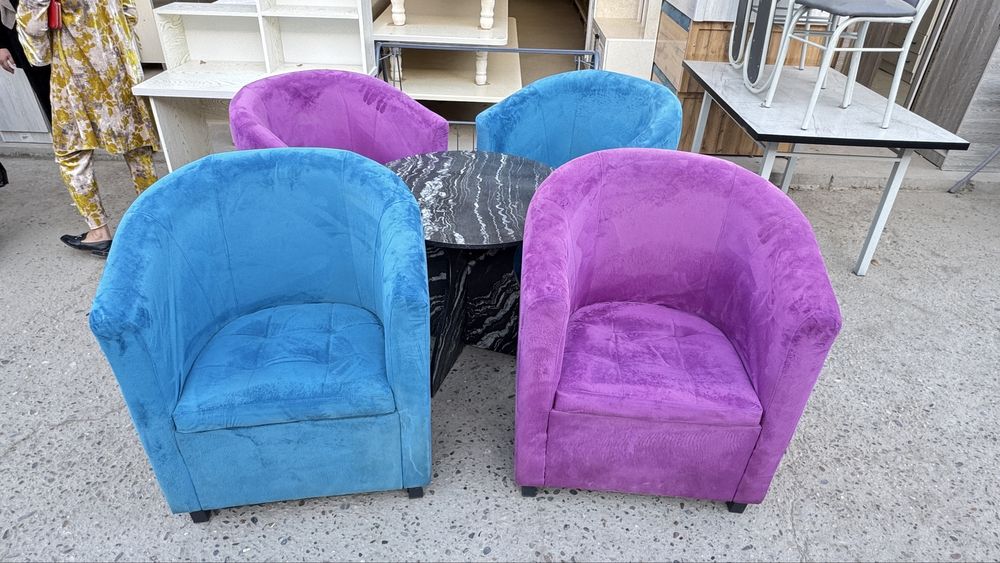 Kreslo va stol sotiladi