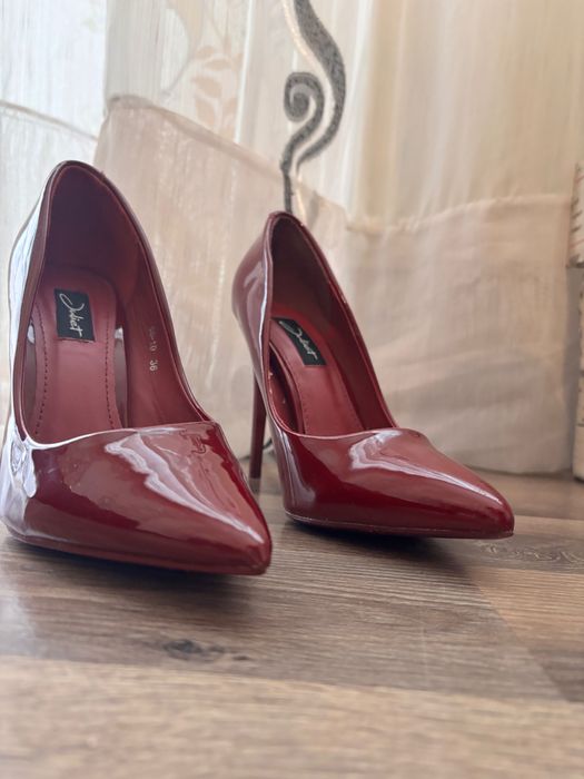 Обувки чисто нови