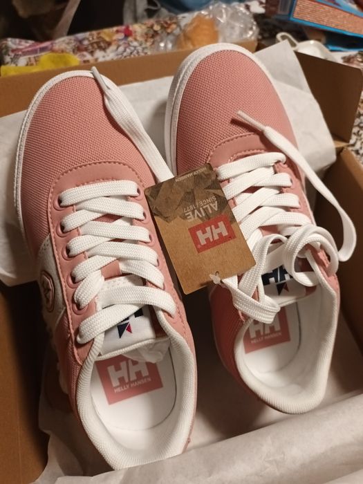 Продавам дамски маратонки Helly Henson размер36