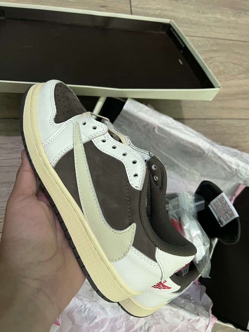 Обувки  NIKE Jordan 1 Low Travis Scott "Mocha Reverse" - 37,5 НОМЕР