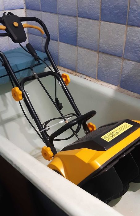 Продам снегочист электрический