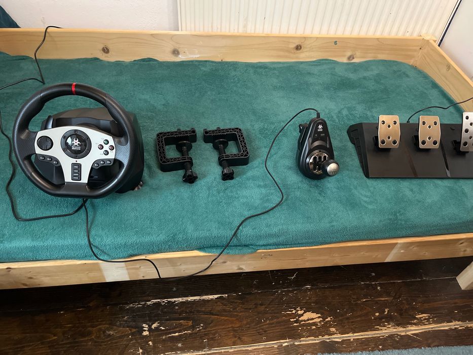 Volan gaming cu schimbător și pedale doar probat