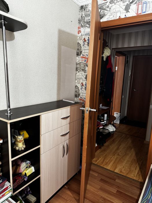 Детская двухэтажная кровать, 2 шкафчика внизу, шкаф для одежды, тумба