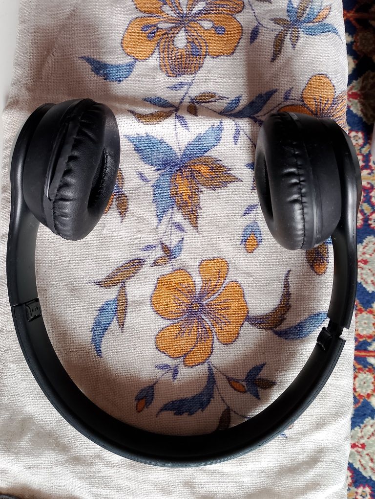Продавам безжични Bluetooth слушалки