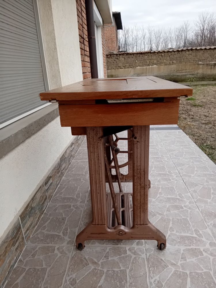 Стара крачна шевна машина