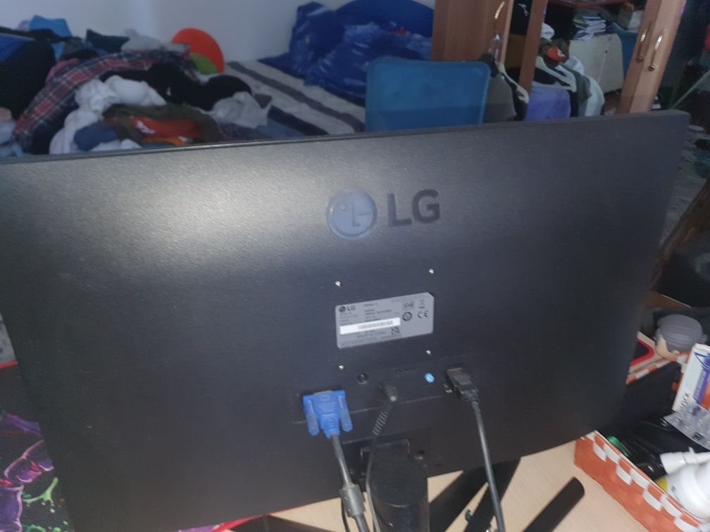 Vând calculator cu monitor de gaming