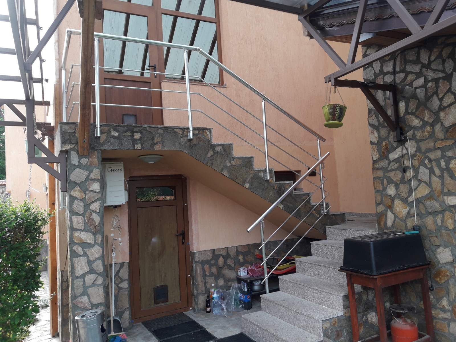 Продавам нова напълно завършена  масивна триетажна къща на 7км от цент