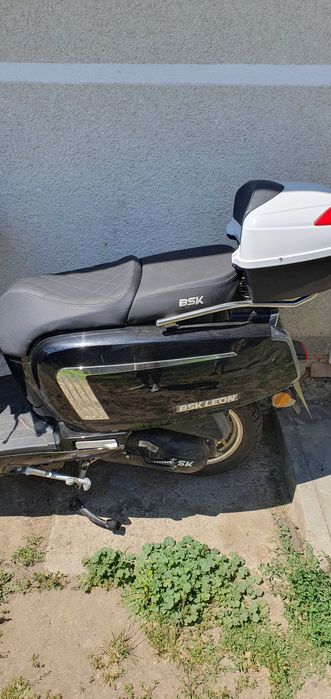 Vand scuter pe benzina