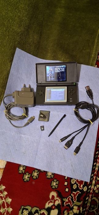 DSLite functional ,accesorii+ card R4 emulator+ msd 2GB