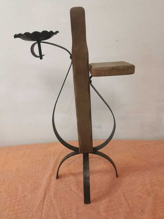 Scrumiera pe suport de flori