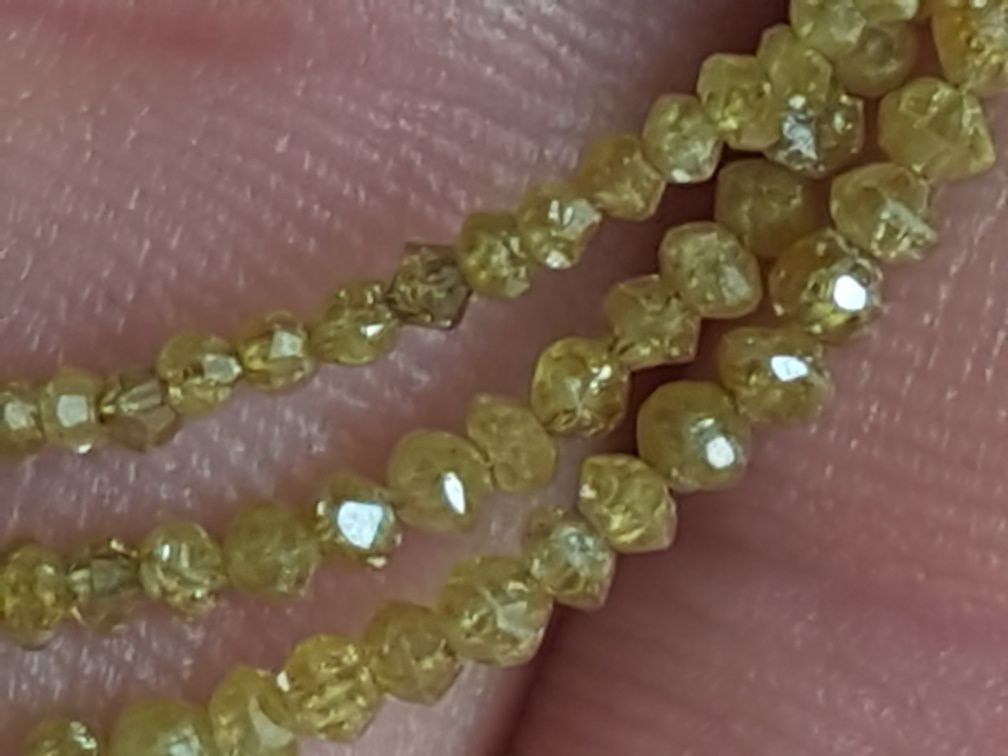 Колие от естествени жълто-зелени  диаманти  15 кт.