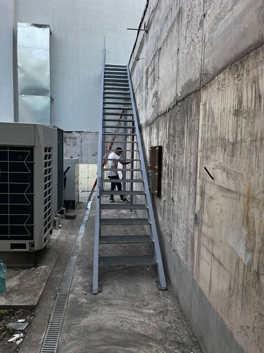 Scări metalice zincate