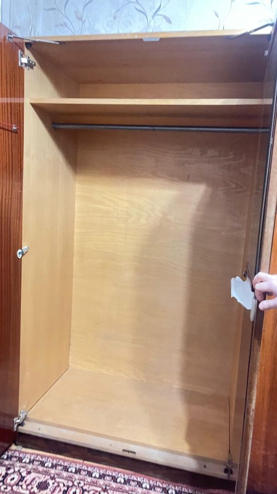 Продам шкафы и тумбочку  б/у