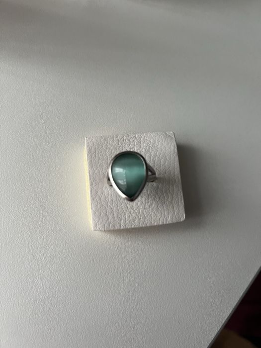 Сребърен пръстен с камък в капковидна форма