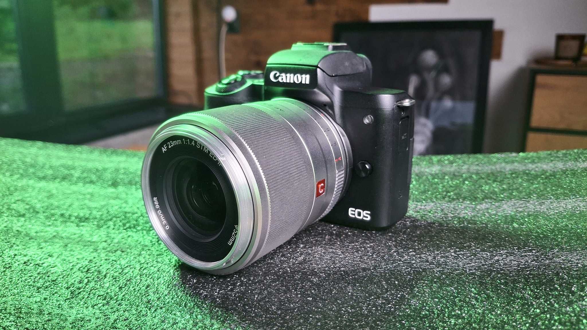 Canon M50 + 2 обектива и аксесоари (комплект)
