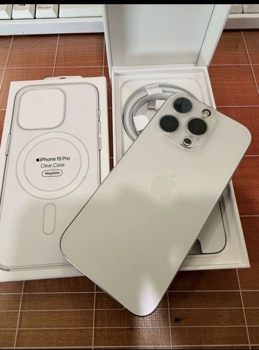 Iphone 15 pro white