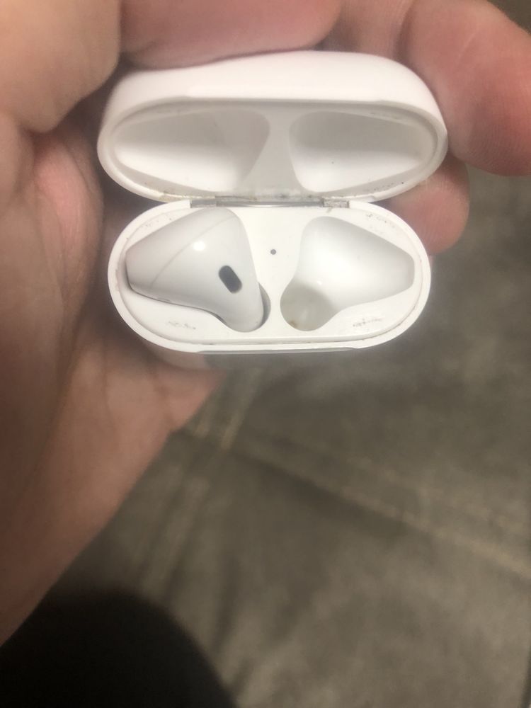 Airpods 2 (кейс+левый наушник) оригинал