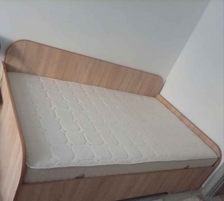 Vând pat cu tot cu saltea 120×200.