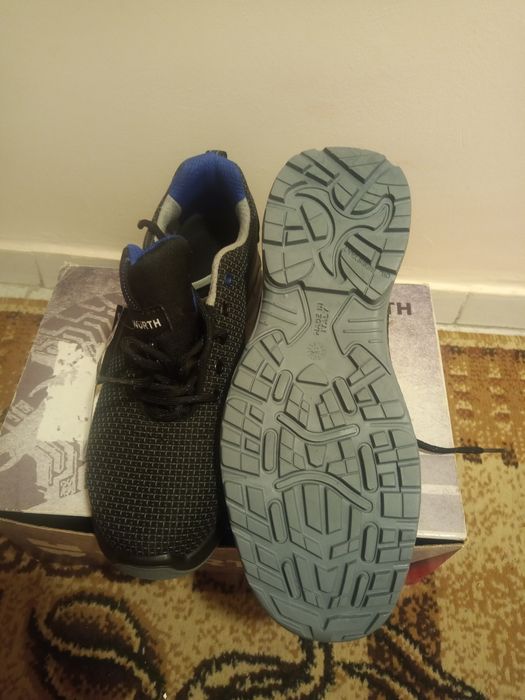 Чисто нови зимни обувки-44 номер.