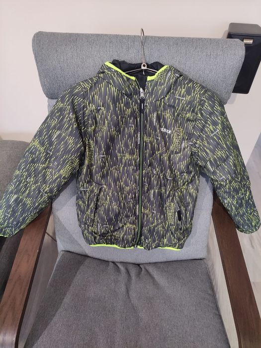 Echipamente de ski pentru copii diferite mărimi.