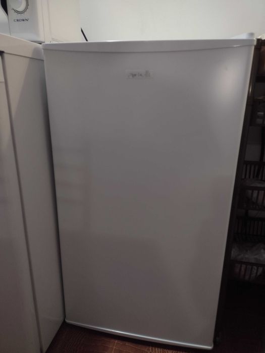 Нов малък хладилник Ариелли