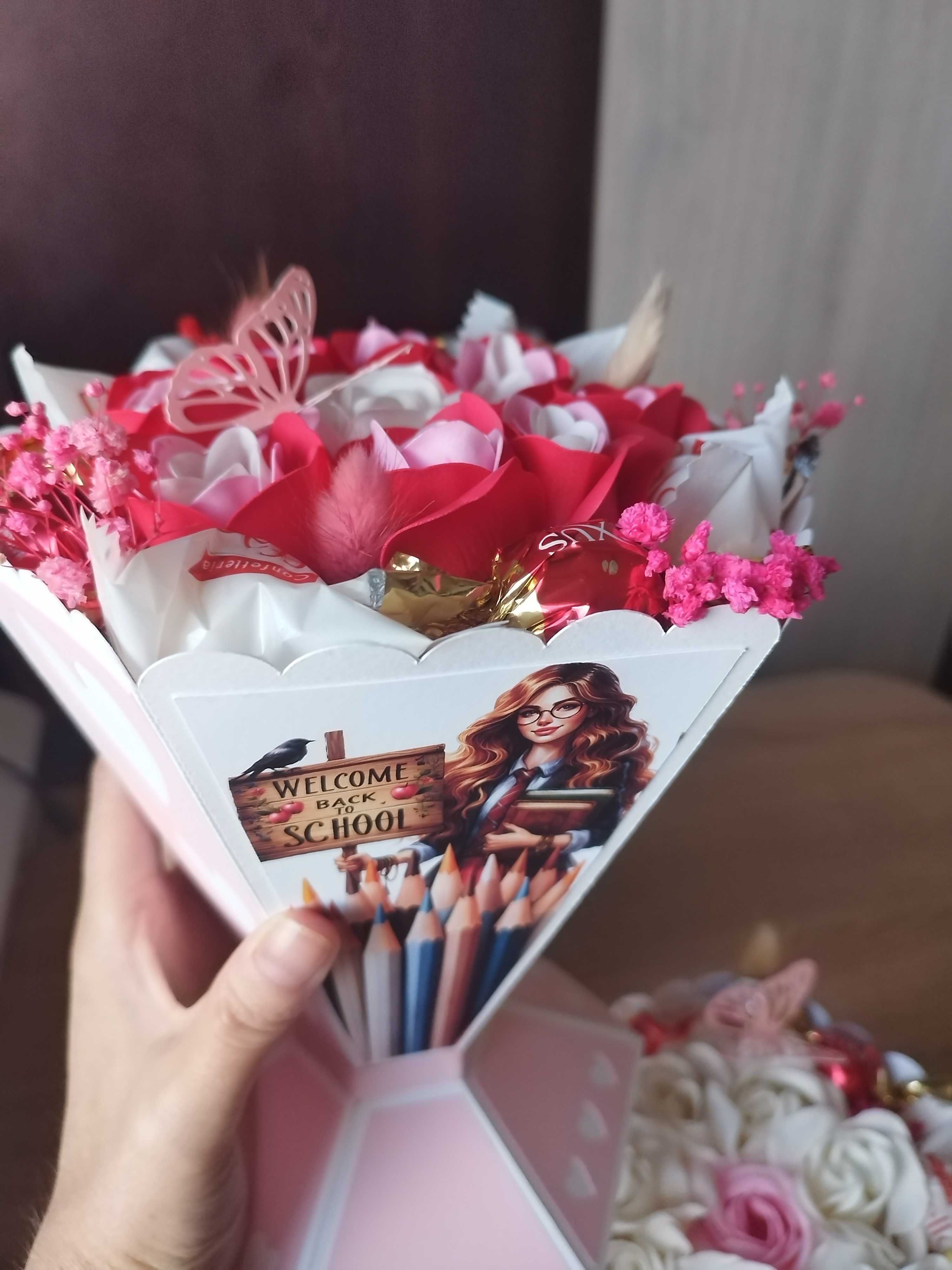 Светещи персонализирани букети от бонбони и цветя