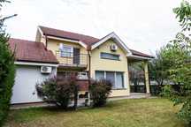 Casă spațioasă, 200mp, mobilată, Cartier Orizont, Livezeni, Mures