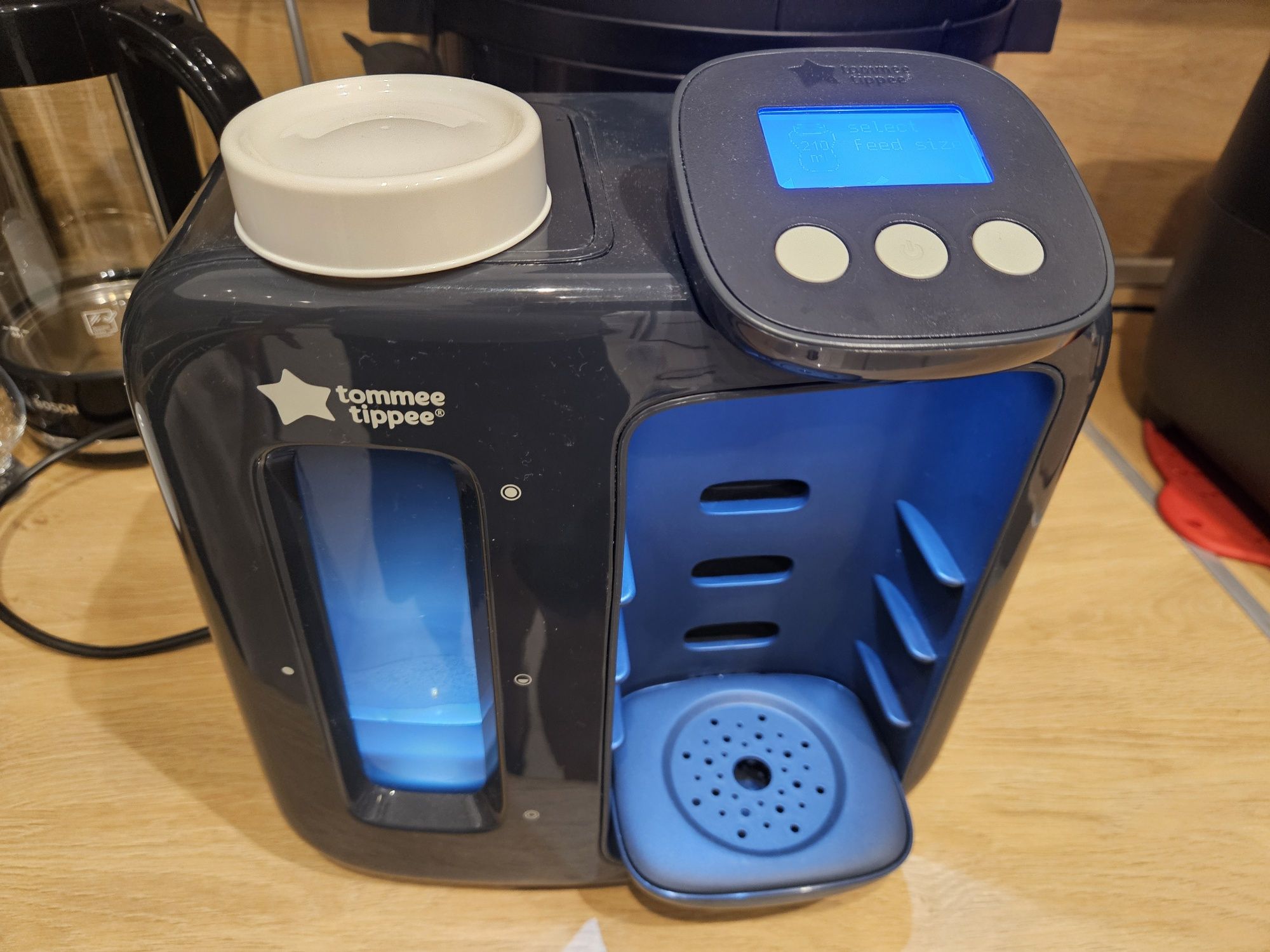 Продавам уред Tommee Tippee Perfect Prep Instant Baby Bottle Maker