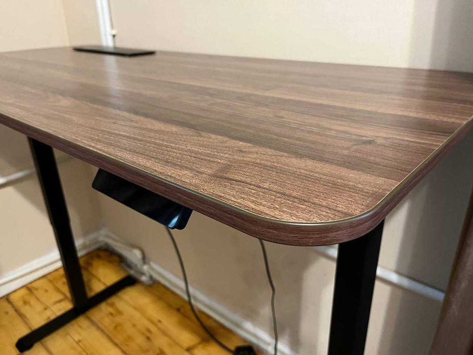 Компьютерный (пиcьменный, рабочий) cтол с регулируемой высoтой