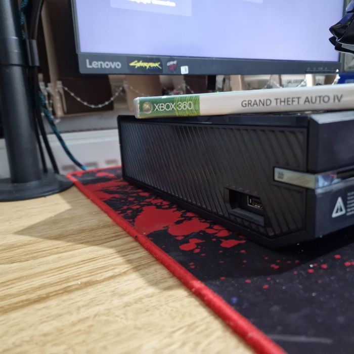 Vand Consola Xbox One 500gb cu un Controller