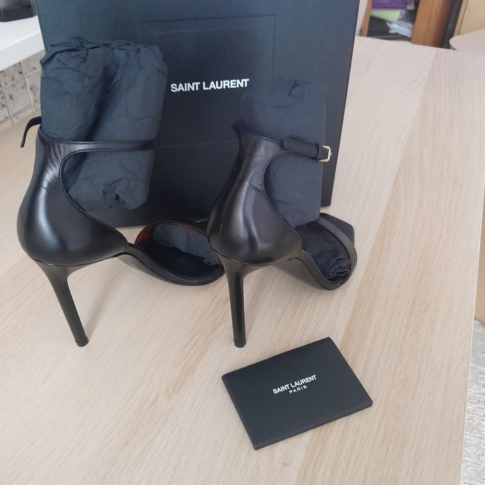 Yves Saint Laurent 38