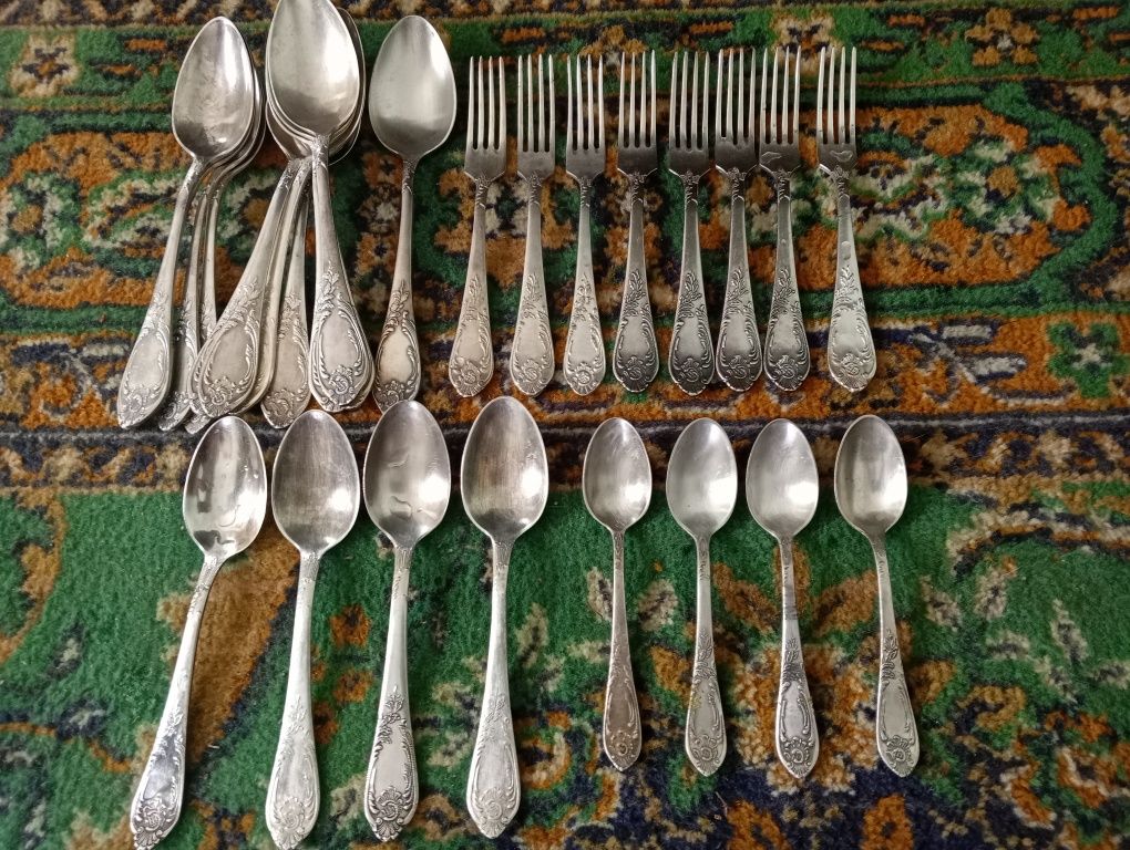 Посуда. Мельхиоровые чайные, десертные, столовые ложки, вилки и ножи.