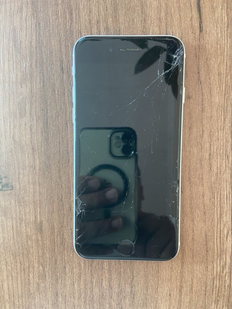 İphone SE 2020. Заключен към İcloud.