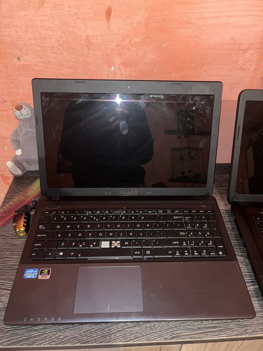 Schimb 3 leptopuri pentru piese cu unul functional.URGENT!!!