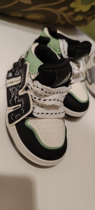 Продаются утепленые кроссовки