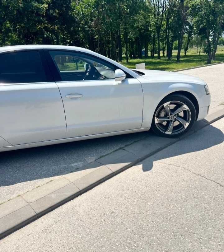Автомобил Audi A8