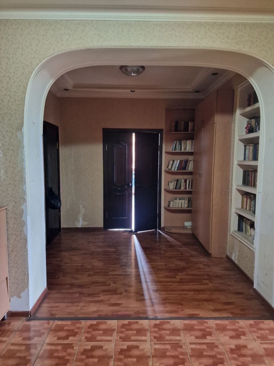 Продам яккасарай район. Трёх комнатная