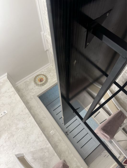 Продаю стол и стулья на кухню 8 штук