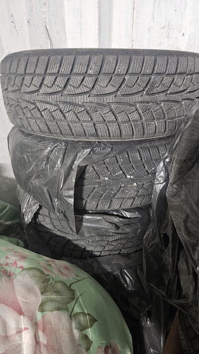 Зимние шины почти новый один сезон ездил