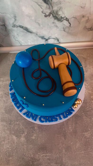 Torturi la comanda-personalizate -tort cu coronita