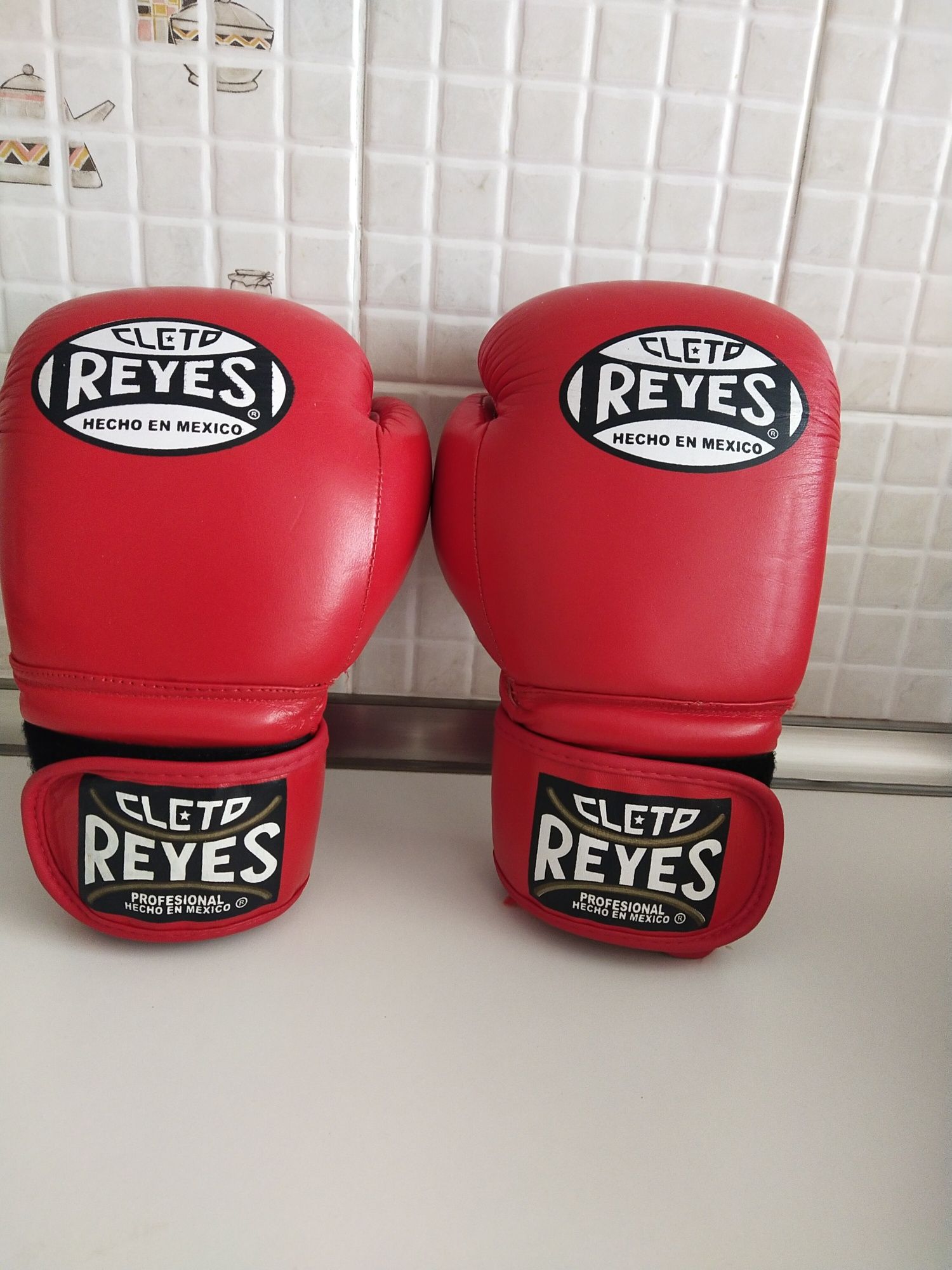 Срочно продам боксерские перчатки Cleto Reyes