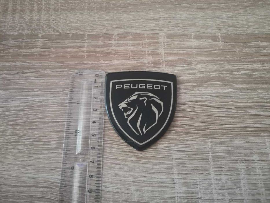черна метална емблема Peugeot среден размер