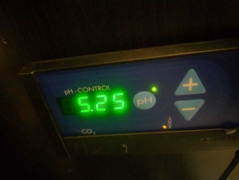 Sistem acvariu: Denerle Evolution Deluxe+Reductor+Electrovalva+Butelii