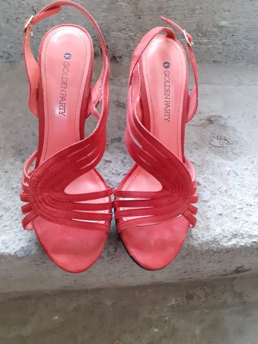 Красивые босоножки на каблуке