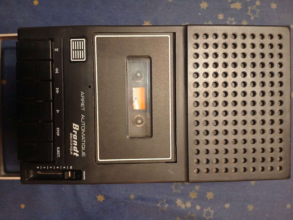 Casetofon portabil marca Brandt.