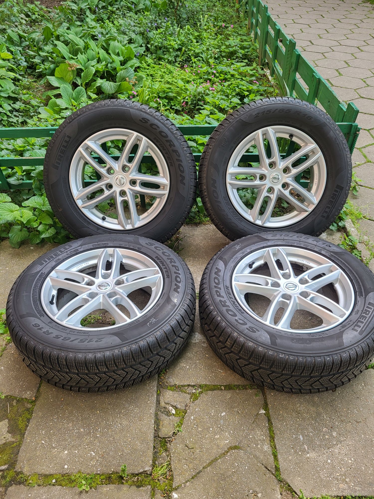 Джанти 16ки 5х114,3 със зимни гуми Pirelli Scorpion 215/65/16