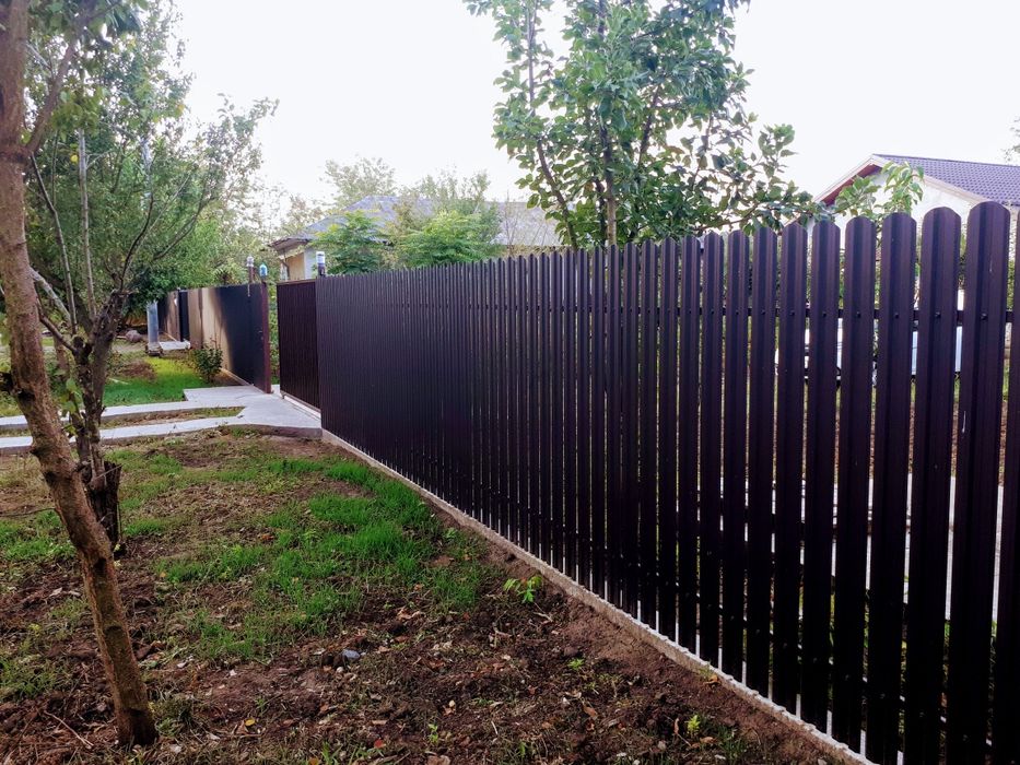 Construim la comanda dvs. garduri si porti din:
- panouri stil jaluzea